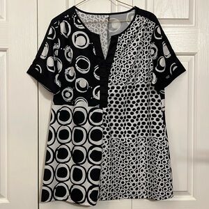 Black and white circle pattern tunic. XL
